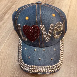 Blauwe denim honkbalpet met strass LOVE letters en sprankelende kristallen voor de zomer.