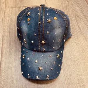 Denim honkbalpet met metalen studs en sterren, casual gebogen rand zonnehoed voor de zomer.