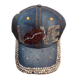 Denim honkbalpet met strass LOVE lippen ontwerp, gebogen rand zonnekap vrijetijdskleding.