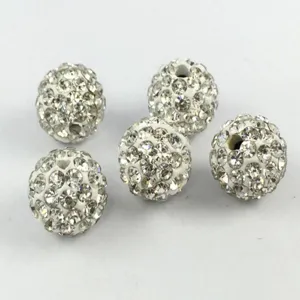 Weisse Strass Ton Shamballa Perlen Detailaufnahme, perfekt fuer DIY Schmuckherstellung Zubehoer.