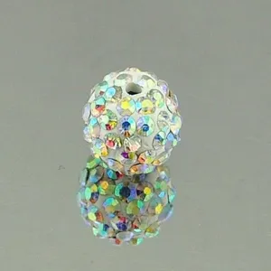 Detalle de cerca de una brillante cuenta Shamballa de diamantes de imitacion color AB.