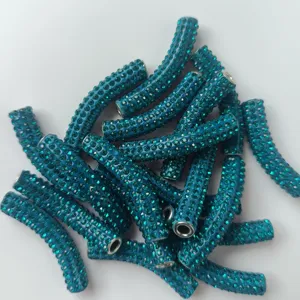 Nahaufnahme Detailansicht dunkelblauer Strass Ton Shamballa gebogene Röhren DIY Schmuckperlen.