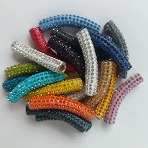 Nahaufnahme von bunten strassbesetzten Polymer Ton gebogenen DIY Schmuckperlen detail.