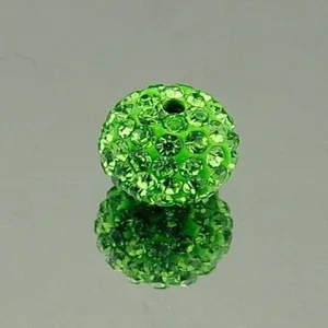 Cuenta shamballa de arcilla polimérica con diamantes de imitación verdes de 10 mm, detalle de cerca.