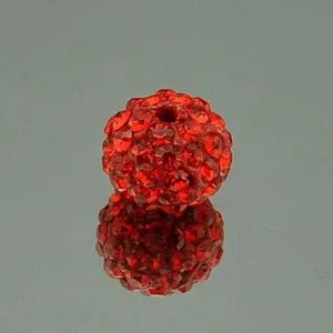 Primer plano detallado de cuenta de arcilla roja con pedrería de 10 mm para hacer joyas.