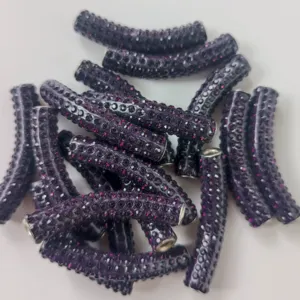 Nahaufnahme von violetten Strass gebogenen Röhrenperlen, ideal für DIY Schmuckherstellung.