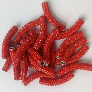 Rote Strass gebogene Röhre lose Perlen Detailaufnahme, ideal für Armbänder und Ketten.