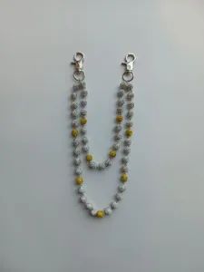 Detailed view of hip-hop 12mm shamballa rhinestone beaded chain in white and gold