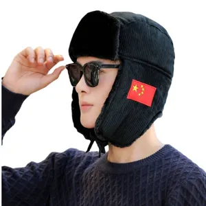Winter Cord Ushanka Mütze mit warmen Ohrenklappen und Flaggenstickerei für Outdoor-Fahren.