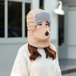 Detailansicht warme Winter-Trapperhaube, winddichte Gesichtsmaske mit Ventil, kuscheliges Kunstfell.