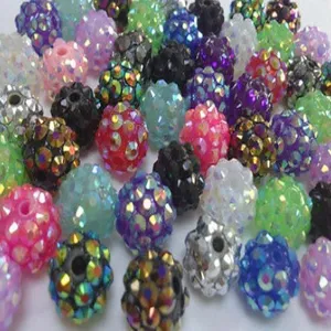 Detaillierte Nahaufnahme von bunten funkelnden Strass-besetzten Shamballa-Perlen