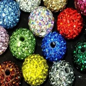 Nahaufnahme von farbenfrohen, mit Strasssteinen besetzten Shamballa-Perlen für Schmuck