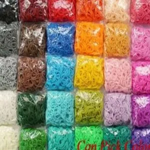 Vista macro detallada de varias gomas elásticas de colores para telar en bolsitas