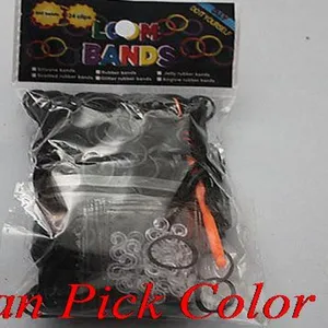 Detalle de set de 600 gomas loom negras incluyendo ganchillo y clips de cierre