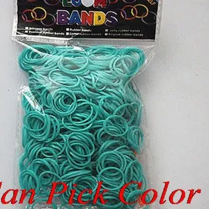 Detalle macro de gomas loom verde menta 600 piezas para tejido creativo y manualidades