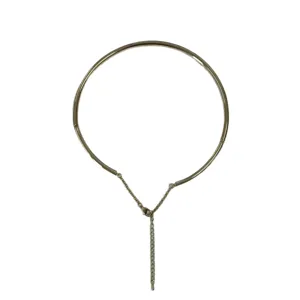 Gargantilla de metal dorado ajustable de diseño minimalista con acabado pulido elegante