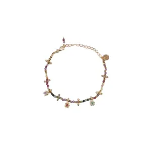 Pulsera artesanal de cuentas de turmalina de colores con flores doradas y tréboles
