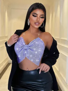 Vista dettagliata di un crop top scintillante in strass viola con un design sexy aperto dietro.