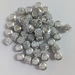 Gros plan détaillé de perles intercalaires en strass argenté étincelant avec texture diamant.