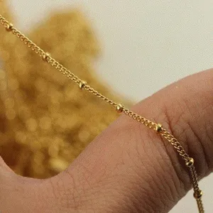 Λεπτομερής λήψη μακροεντολής αλυσίδας 1,2 mm 14k gold-filled για δημιουργία κοσμημάτων.