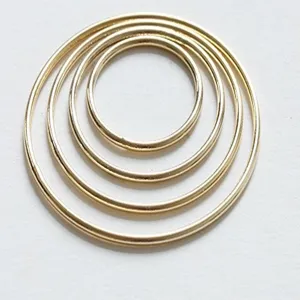 Close-up van 14k goudgevulde ringen in de maten 10 mm tot 30 mm voor sieraden.
