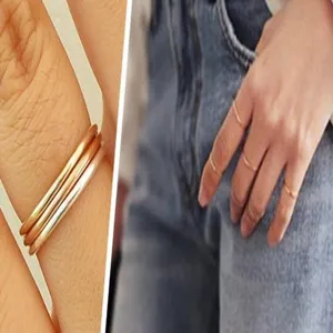 Detail van minimalistische 14k goudgevulde knokkelringen op vingers.