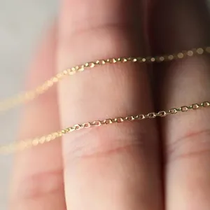 Macro κοντινή λεπτομέρεια από 14k επιχρυσωμένη επίπεδη αλυσίδα αξεσουάρ κοσμημάτων DIY.