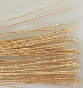 Vue détaillée de fil de bijouterie torsadé rempli d'or 14k fils métalliques de loisirs.