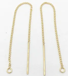 Detailansicht von 14k vergoldeten Ketten-Ohrfädlern mit elegantem geradem Stift-Design.