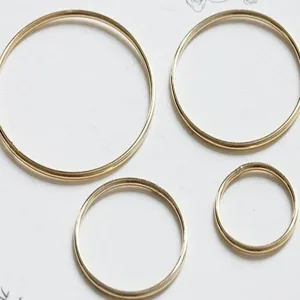 Vista dettagliata di anelli rotondi lisci riempiti in oro 14k anello da dito accessori fai da te.