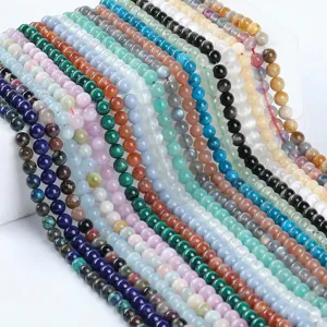 Nahaufnahme verschiedener Naturstein-Rundperlen für die Herstellung von DIY-Armbandschmuck
