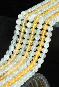 Dettaglio di perle tonde di fluorite gialla naturale lucida per gioielli fai-da-te