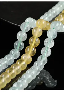 Macro dettagliata che mostra la texture naturale delle perle tonde di fluorite gialla