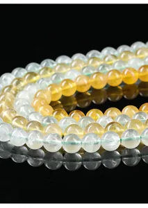Dettaglio macro di perle di fluorite gialla naturale per gioielli fai-da-te