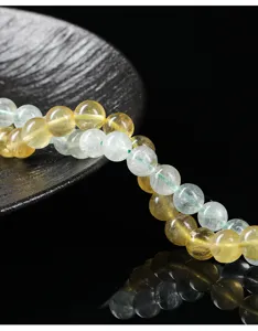 Dettaglio ravvicinato di perle di fluorite naturale gialla e verde per gioielli fai-da-te