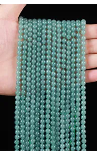 Primer plano de cuentas de jadeíta azul natural para el diseño de joyería artesanal.