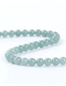 Detalle de primer plano de cuentas de jadeíta azul agua para crear joyas artesanales
