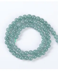 Vista detallada de cuentas de jadeíta azul natural para creación de joyas DIY