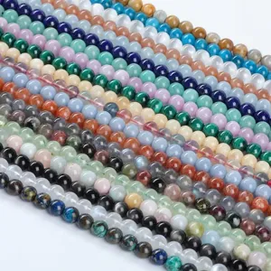Detailaufnahme von runden Natursteinperlen in verschiedenen Farben für DIY-Schmuck