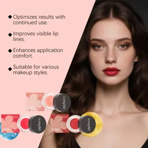 Gros plan détaillé du repulpant à lèvres teinté avec modèle, texture lisse et couleurs riches.