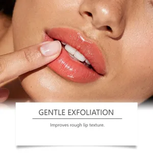 Detalle exfoliante de mascarilla labial textura suave y labios radiantes para cuidado diario.