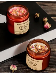 Duftkerze im Bernsteinglas mit getrockneten Blüten, Sojawachs romantische Aromatherapie.