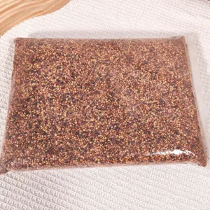 Vue de detail de granulats de remplissage d'epices vegetales naturelles dans un sac transparent.