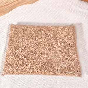Vue détaillée des granules de remplissage de sachet, particules de parfum végétal.