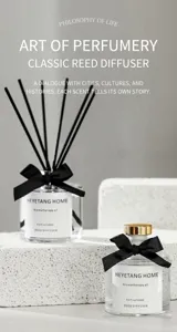 Détail diffuseur de parfum, flacon d'aromathérapie avec bâtonnets noirs et nœud, déco intérieure.