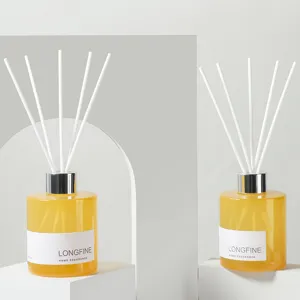 Γυάλινο μπουκάλι διαχύτη αρώματος 150ml με λευκά ξυλάκια για τη διακόσμηση του σπιτιού.