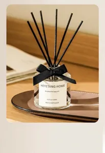 Élégant flacon de diffuseur de parfum en verre avec nœud noir, idéal pour la maison.