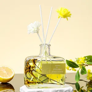 Diffuseur de parfum en bouteille plate avec fleurs pour la décoration intérieure de la maison.