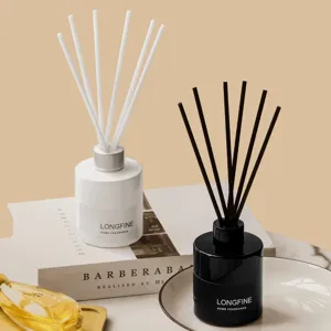 Μινιμαλιστικό σετ αρωματικών χώρου 150ml σε ματ μαύρο και λευκό για διακόσμηση σπιτιού.
