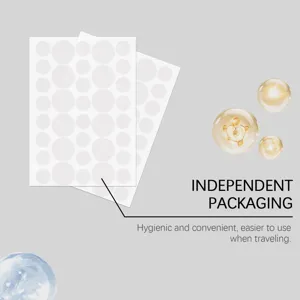 Nahaufnahme von transparenten Hydrokolloid Akne-Pflastern in praktischer Einzelverpackung.